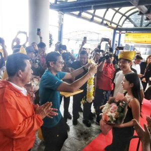 Menteri Sandiaga Uno Sambut Wisman Pertama Kepri 2024 di Lagoi