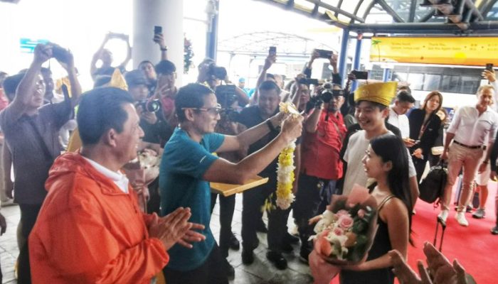 Menteri Sandiaga Uno Sambut Wisman Pertama Kepri 2024 di Lagoi