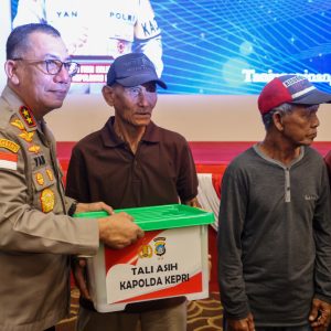 Baksos Polri, Kapolda Kepri Serahkan 500 Paket Sembako Untuk Masyarakat