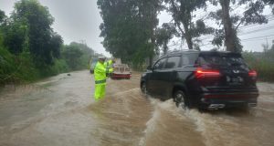 Jalanan Banjir Saat Hujan, Personel Polres Bintan Turun ke Jalan Pantau Gangguan Lalulintas 