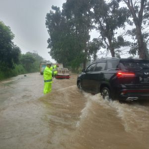 Jalanan Banjir Saat Hujan, Personel Polres Bintan Turun ke Jalan Pantau Gangguan Lalulintas 
