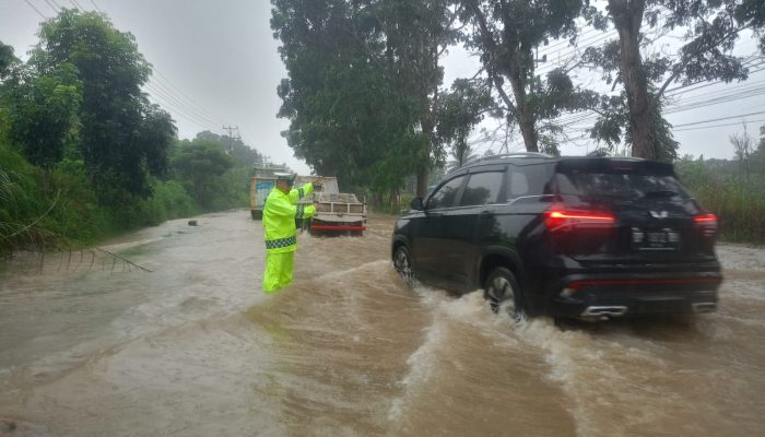 Jalanan Banjir Saat Hujan, Personel Polres Bintan Turun ke Jalan Pantau Gangguan Lalulintas 