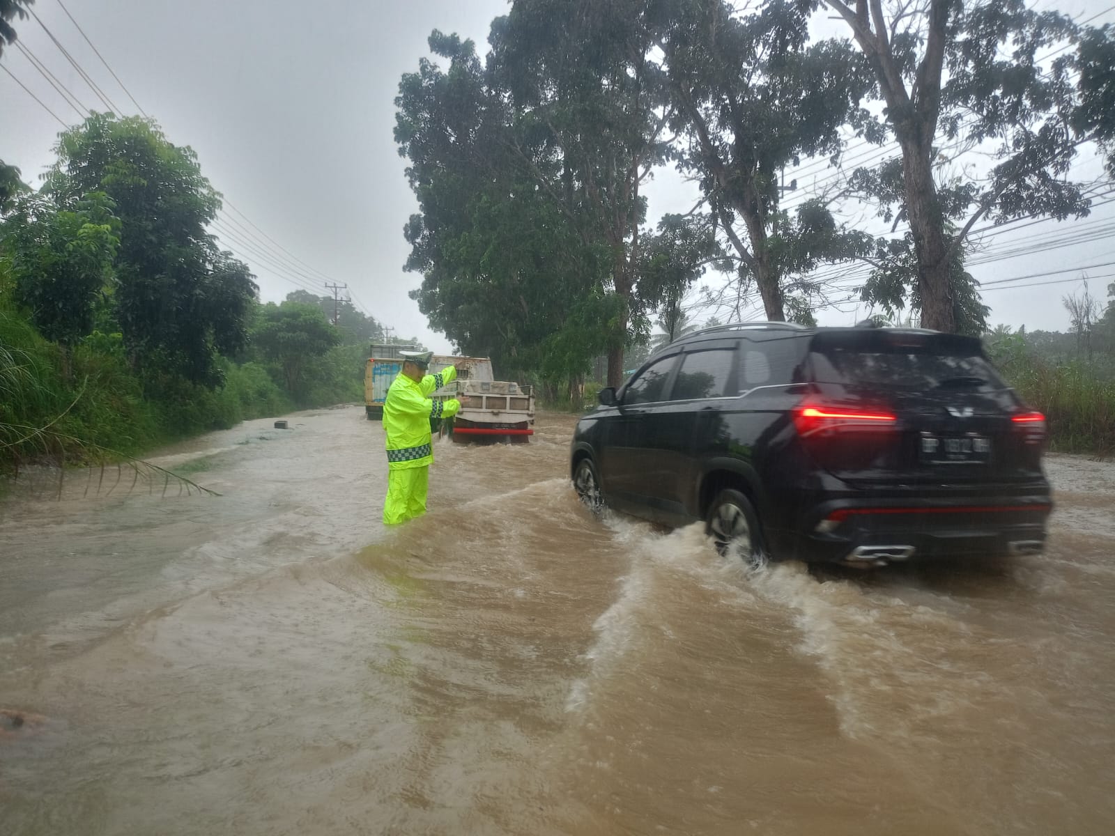 Jalanan Banjir Saat Hujan, Personel Polres Bintan Turun ke Jalan Pantau Gangguan Lalulintas 