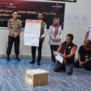 Sortir Lipat Surat Suara Pemilu 2024 di Kantor KPU Bintan Dijaga Polres Bintan 