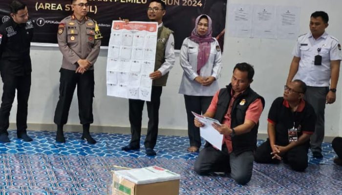 Sortir Lipat Surat Suara Pemilu 2024 di Kantor KPU Bintan Dijaga Polres Bintan 