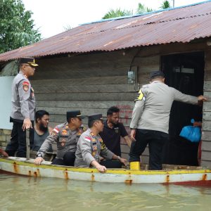 Kapolres Bintan Beri Bantuan 20 KK Terdampak Banjir di Desa Malang Rapat Bintan 