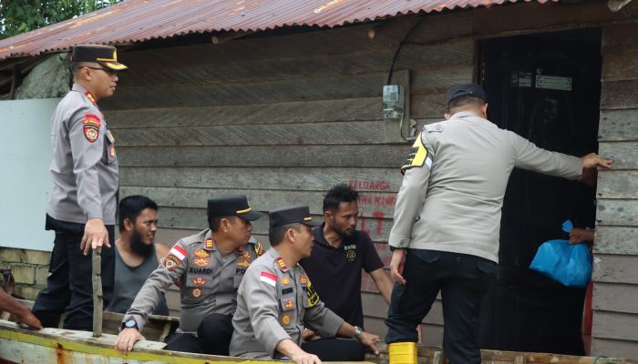 Kapolres Bintan Beri Bantuan 20 KK Terdampak Banjir di Desa Malang Rapat Bintan 