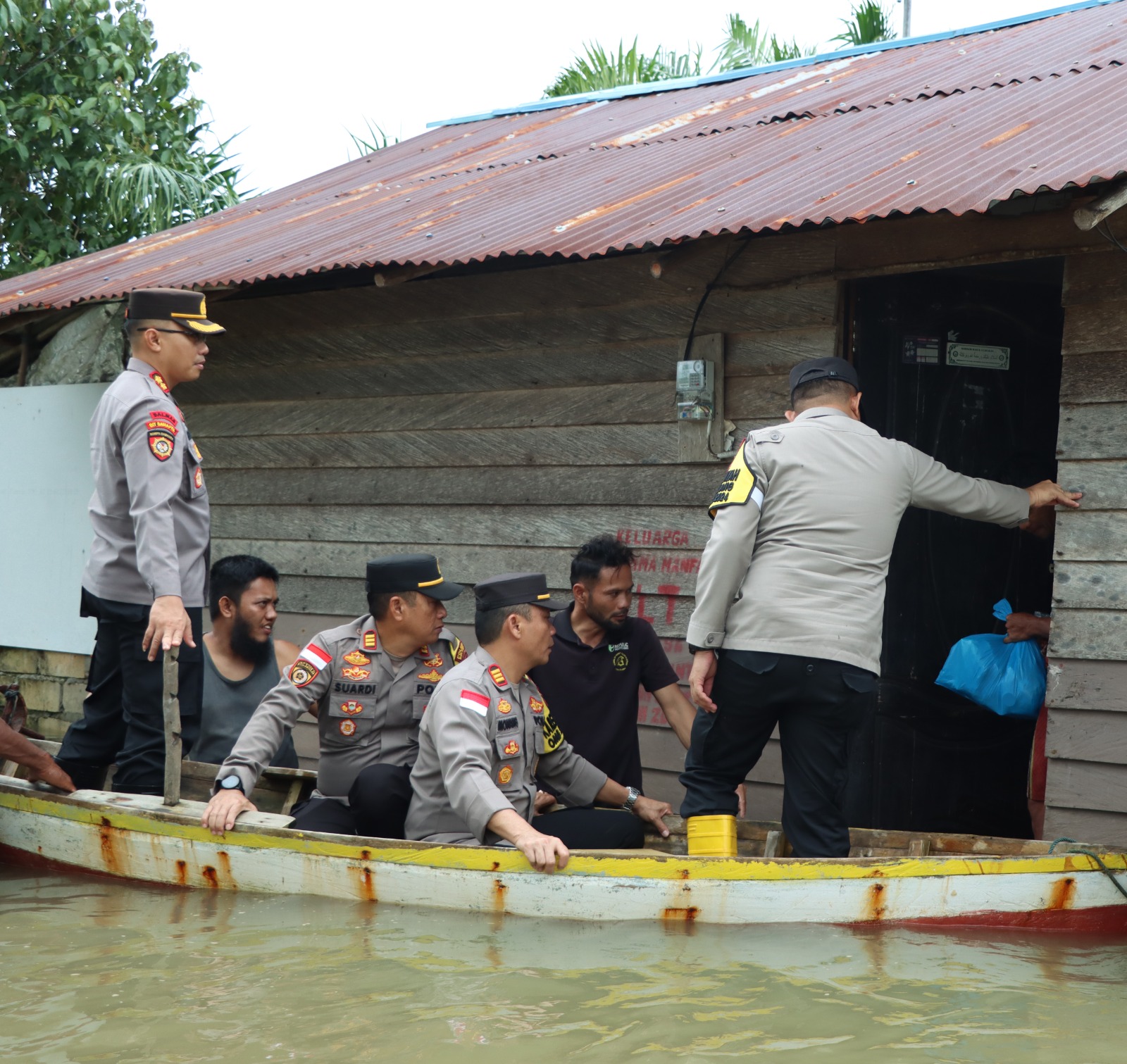 Kapolres Bintan Beri Bantuan 20 KK Terdampak Banjir di Desa Malang Rapat Bintan 