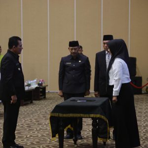 Gubernur Ansar Lantik Pejabat Pendidikan, Serahkan Tunjangan Dan Kenaikan Gaji