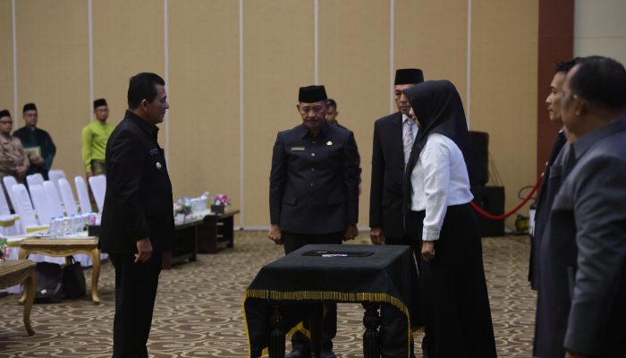 Gubernur Ansar Lantik Pejabat Pendidikan, Serahkan Tunjangan Dan Kenaikan Gaji