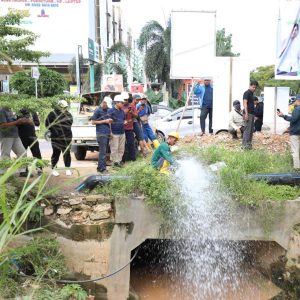 Jaga Kualitas Air, BP Batam dan PT ABHi Lakukan Flushing Jaringan Pipa Air