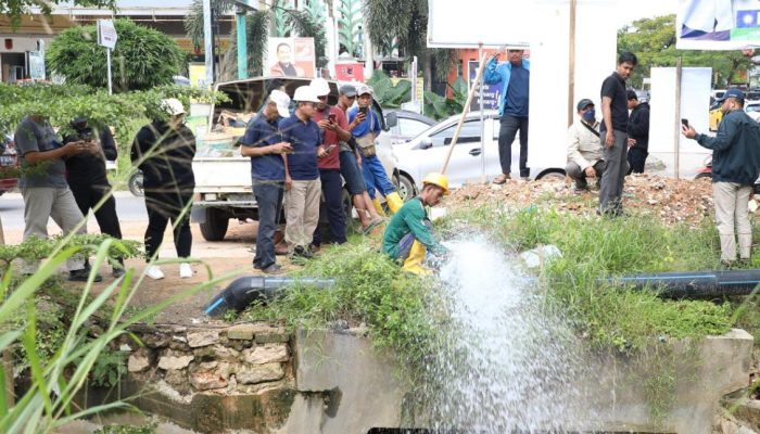 Jaga Kualitas Air, BP Batam dan PT ABHi Lakukan Flushing Jaringan Pipa Air