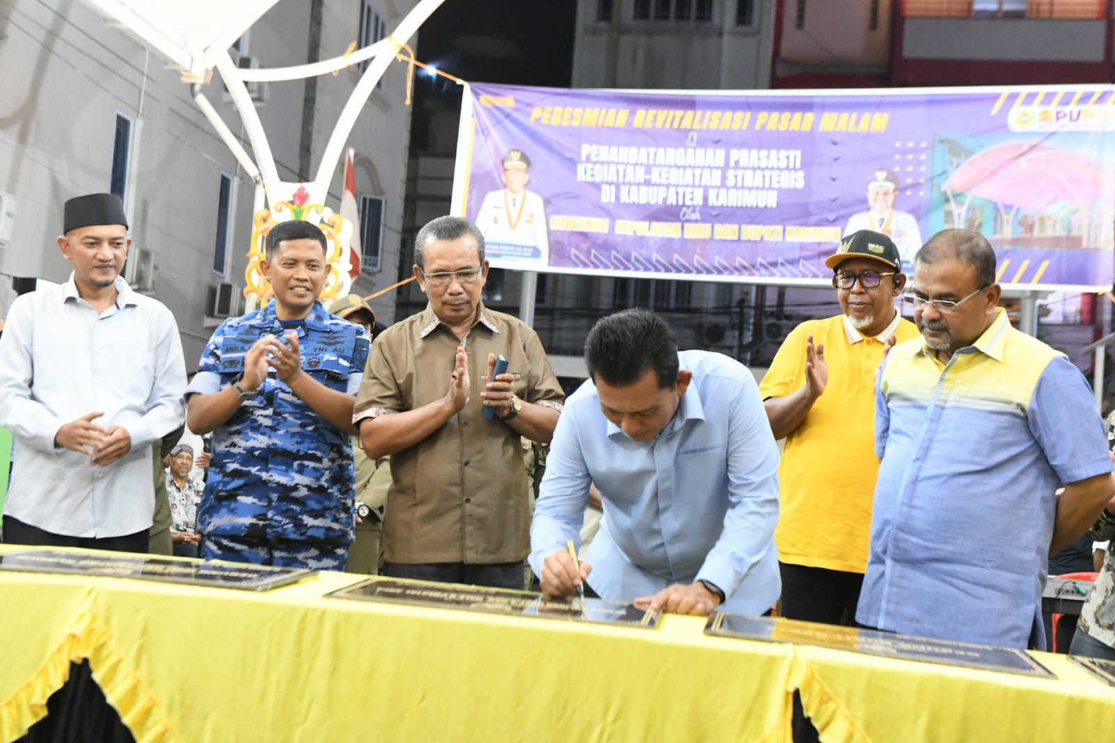 Gubernur Ansar Resmikan Revitalisasi Pasar Malam Dan Tugu Pentakbiran Karimun