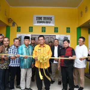 Kunker ke Letung, Gubernur Ansar Resmikan Gedung Pertemuan, Jalan Dan Serahkan Bantuan Nelayan