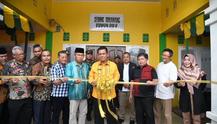 Kunker ke Letung, Gubernur Ansar Resmikan Gedung Pertemuan, Jalan Dan Serahkan Bantuan Nelayan