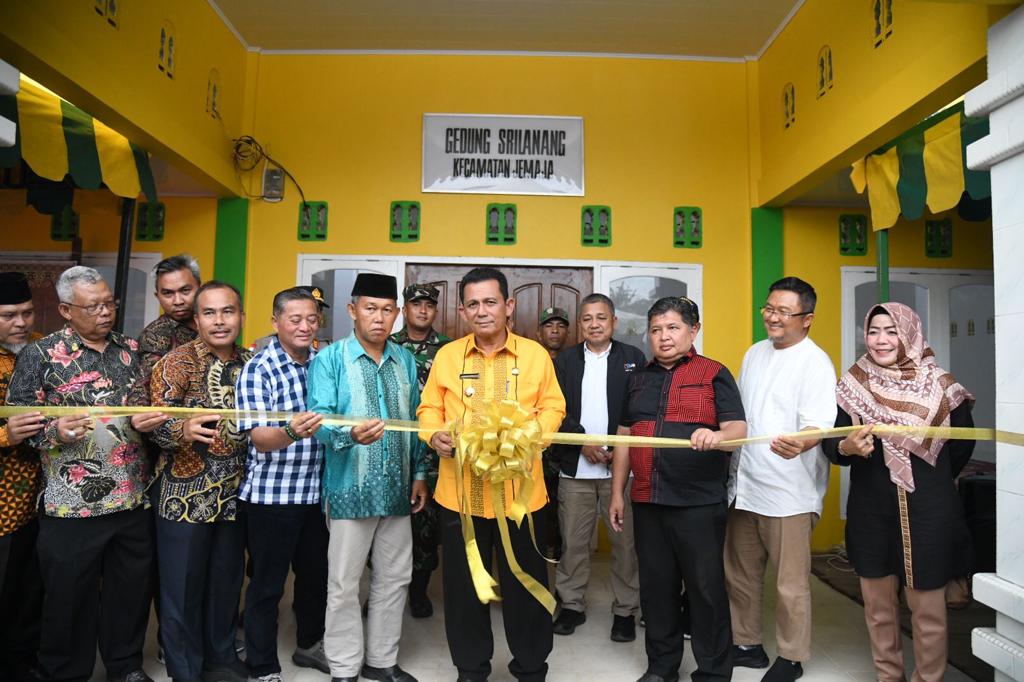 Kunker ke Letung, Gubernur Ansar Resmikan Gedung Pertemuan, Jalan Dan Serahkan Bantuan Nelayan