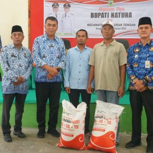 Wan Siswandi Kembali Serahkan Bantuan Pupuk Bagi Petani Di Kecamatan Bunguran Tengah