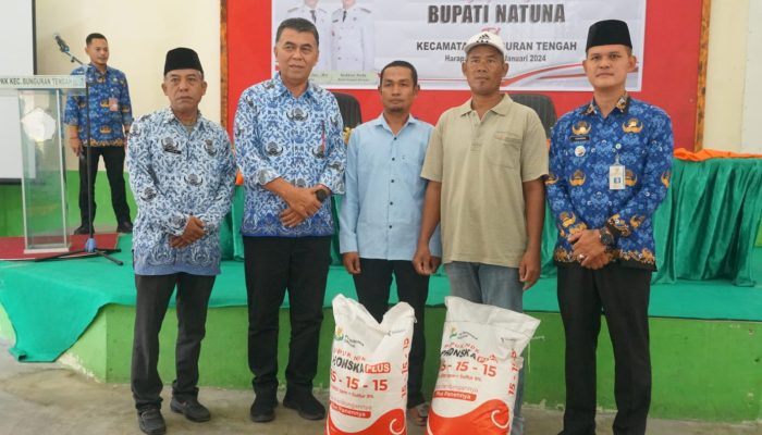 Wan Siswandi Kembali Serahkan Bantuan Pupuk Bagi Petani Di Kecamatan Bunguran Tengah