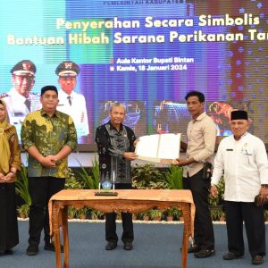 Pemkab Bintan Serahkan Bantuan Alat Perikanan Kepada Kelompok Nelayan