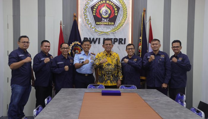 Pelantikan PWI & IKWI Kepri, Gubernur Ansar: Wartawan Dituntut Menguasai Bahasa Asing di Era Global