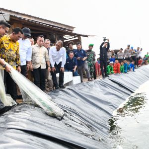 Kunker di Lingga, Gubernur Ansar Apresiasi Budidaya Udang Vaname di Desa Tinjul