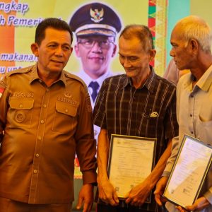 Gubernur Kepri Serahkan Bantuan untuk Nelayan dan Ibu Hamil di Tanjungpinang