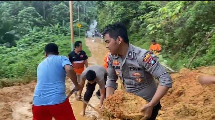 Polsek Palmatak Evakuasi Tanah Longsor Di Jalan Desa Matak