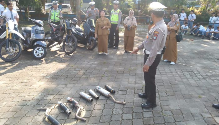 Satlantas Polresta Tanjungpinang Temukan 8 Knalpot Brong di SMAN 4 Tanjungpinang 