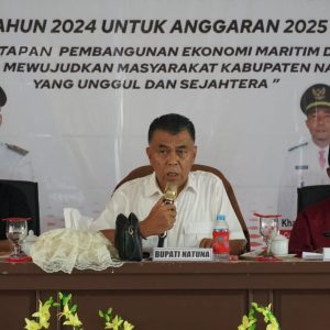 Pimpin Musrenbang Kecamatan Bunguran Barat, Wan Siswandi Serahkan 662 Kartu BPJS Bagi Nelayan