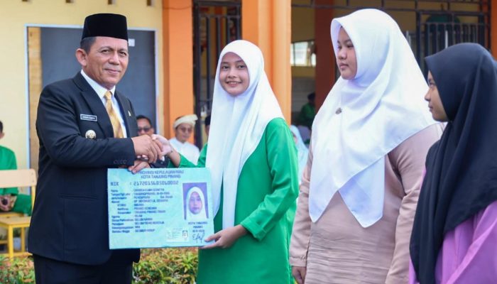 Gubernur Ansar Serahkan KTP-El Pemula Kepada 353 Siswa di Kota Tanjungpinang