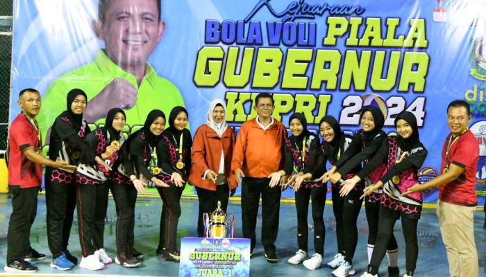 Gubernur Ansar Tutup Turnamen Gubernur Cup Bola Voli Putri U-23 Zona Bintan
