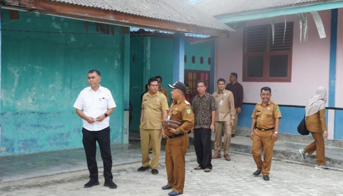 Tinjau Kerusakan Sekolah MI di Midai, Wan Siswandi : Kerusakan Harus Segera Diperbaiki