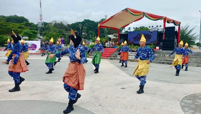 Flashmob Lanud RHF Meriahkan Gawai Rakyat di Pelataran Tugu Sirih 