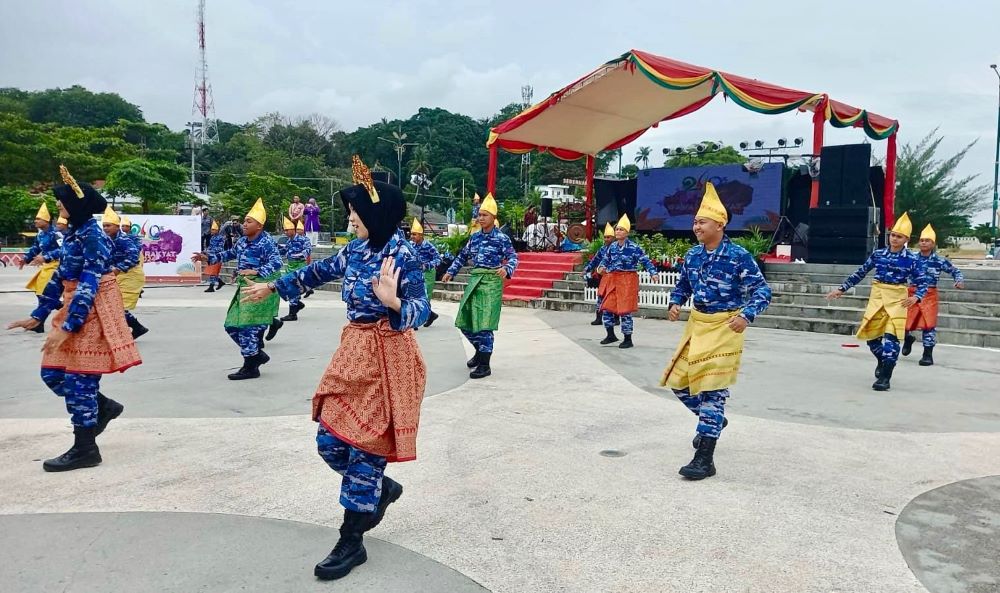 Flashmob Lanud RHF Meriahkan Gawai Rakyat di Pelataran Tugu Sirih 