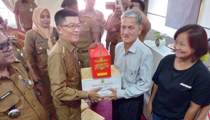 Pj Wako Hasan Serahkan Bingkisan Sembako Dan Jeruk Bagi 35 RT RW Rayakan Imlek 2024
