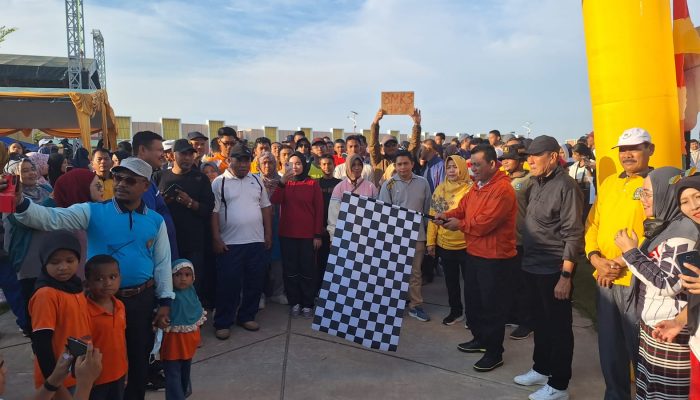 Gubernur Ansar Lepas Jalan Sehat Diikuti Ribuan Insan Pendidikan di Batam