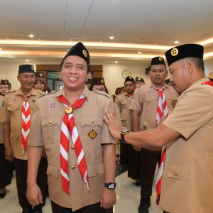 Sekdaprov Kepri Lantik Pengurus SAKA POM Kepri, Ajak Pramuka Wujudkan Pemilu Damai