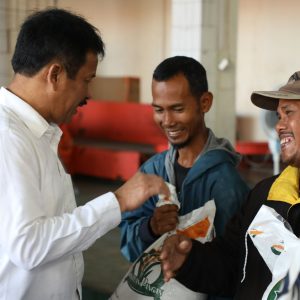Muhammad Rudi Salurkan Cadangan Beras Pemerintah Kepada 6.178 KPM