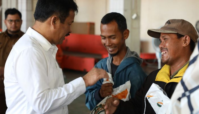 Muhammad Rudi Salurkan Cadangan Beras Pemerintah Kepada 6.178 KPM