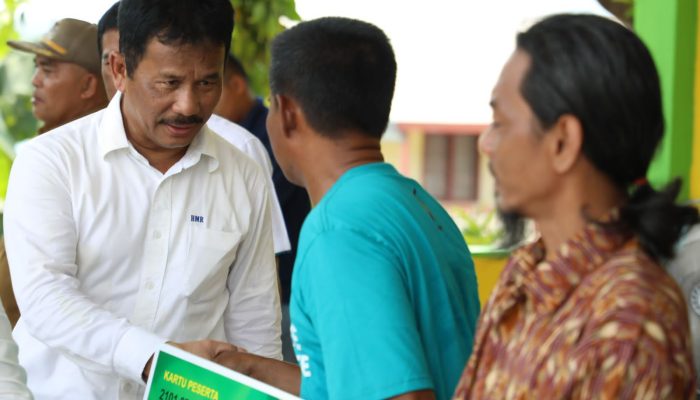 1.004 Nelayan Kecil Di Kota Batam Terima Kartu BPJS Ketenagakerjaan Program JKK dan JKm