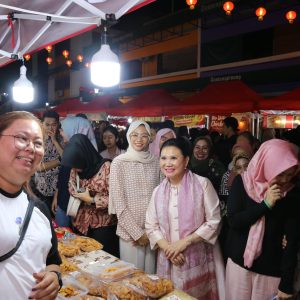Istri Menhub RI Menikmati Keberagaman Kuliner di Bazar Imlek Kota Lama Tanjungpinang