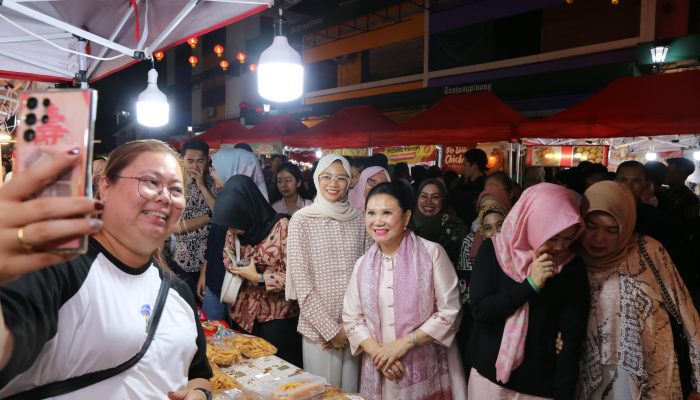 Istri Menhub RI Menikmati Keberagaman Kuliner di Bazar Imlek Kota Lama Tanjungpinang