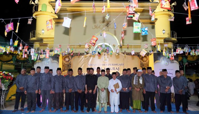 Raja Al Hafiz Dinobatkan Ketua Pengurus Masjid Raya Sultan Riau Penyengat