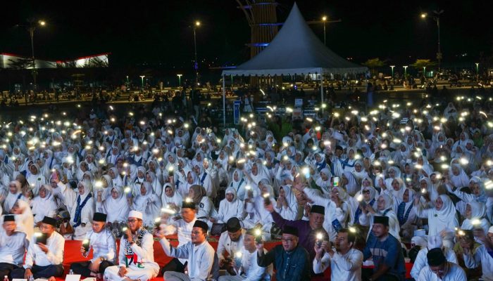 Masyarakat Antusias Hadiri Peringatan Isra’ Mi’raj Dengan Penceramah “Ustadz Pantun” Di Pelataran Tugu Sirih