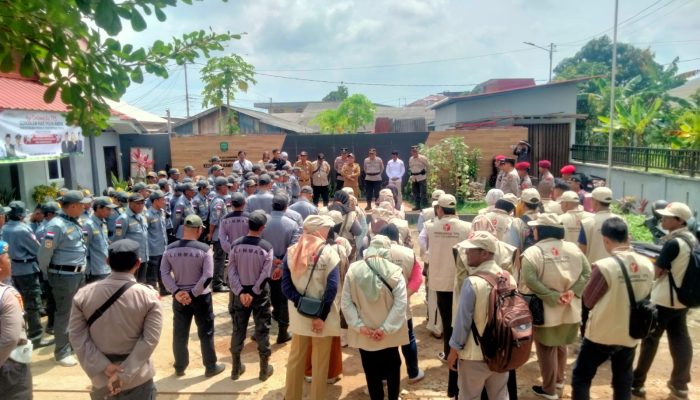 Dikawal Kepolisian, Kelurahan Distribusikan Logistik Pemilu ke Seluruh TPS