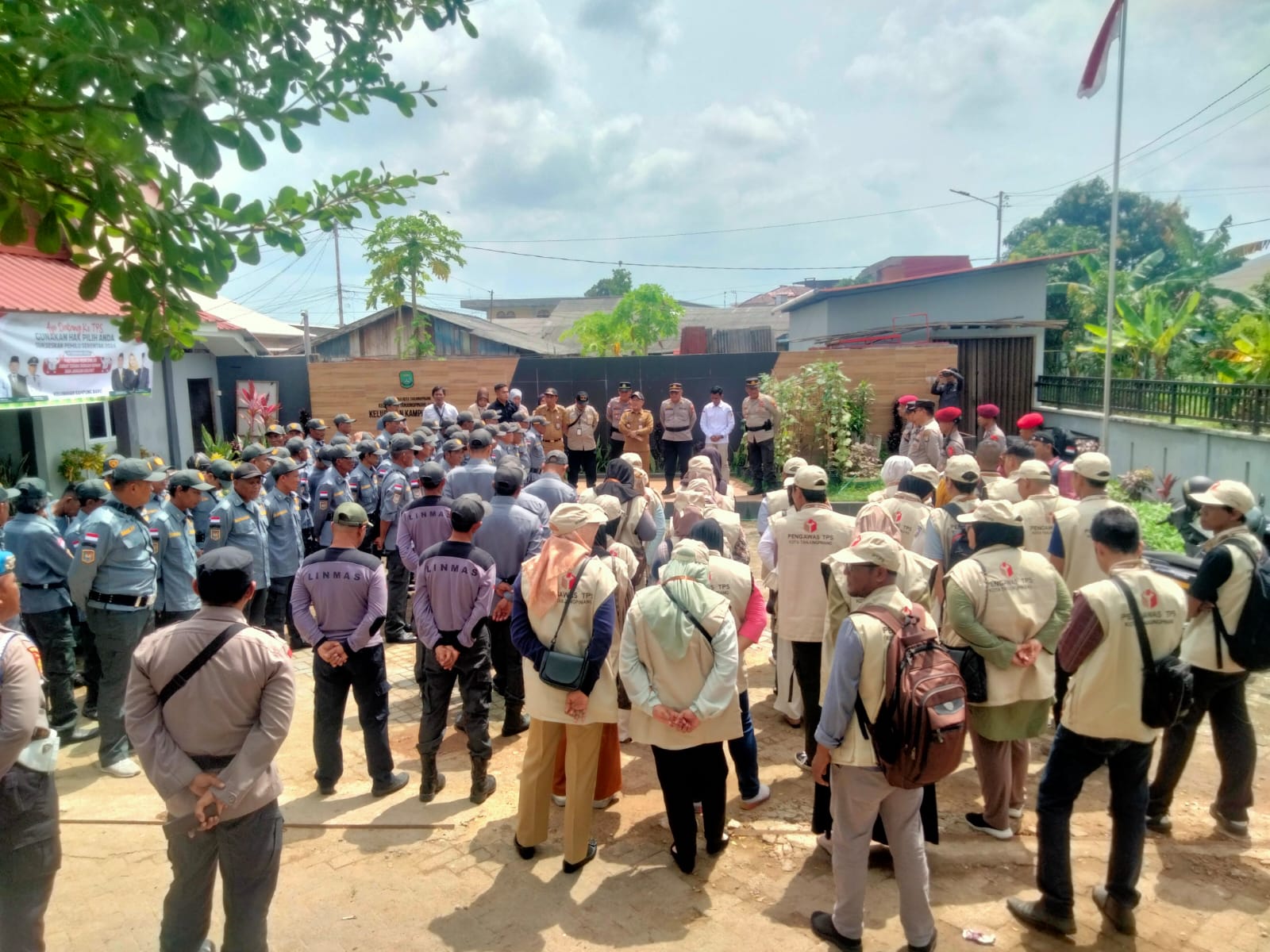 Dikawal Kepolisian, Kelurahan Distribusikan Logistik Pemilu ke Seluruh TPS