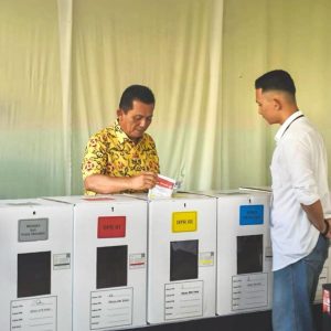 H. Ansar Ahmad & Keluarga Gunakan Hak Pilih di TPS 002 Tanjungpinang Timur