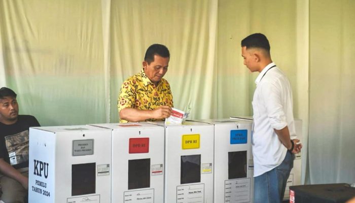 H. Ansar Ahmad & Keluarga Gunakan Hak Pilih di TPS 002 Tanjungpinang Timur