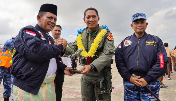 Gubernur Ansar Sambut Kedatangan Tiga Pesawat Tempur TNI AU di Bandara RHF