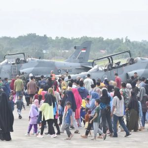Masyarakat Antusias Saksikan Open Base Dan Static Show Pesawat Hawk 109/209 di Bandara RHF
